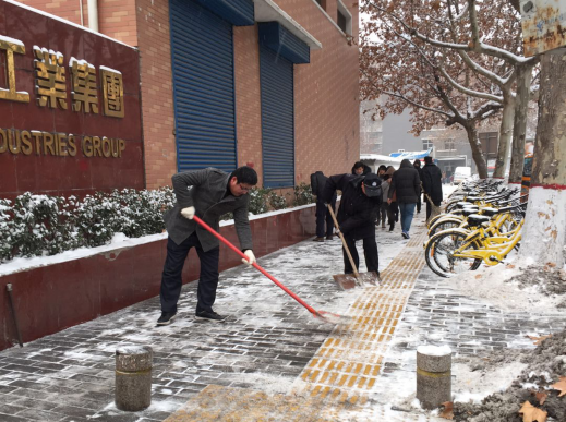 雪一直下，，，，我们一直在：金百博集团除雪掠影